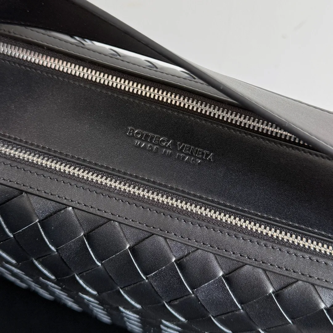 Batch 1920 🎁BOTTEGA VENETA new woven Tribeca handbag Double zipper design + super clear inner layering, sufficient capacity without clutter; small items can be stored in an orderly manner for daily commuting and short trips 🗂 Equipped with a comfortable wide shoulder strap, it can be worn on the shoulder, crossbody, or in the hand, and the carrying method is super flexible. Style number: 836016 Size: 30.5*20*9cm Color: black